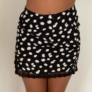 Black and white daisy printed legslitted miniskirt